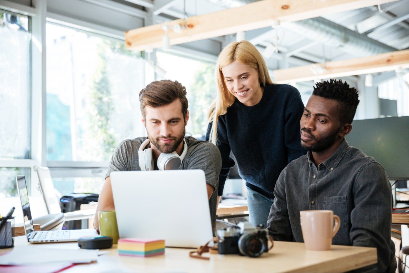 happy-colleagues-sitting-in-office-coworking-PHYA6TG-min